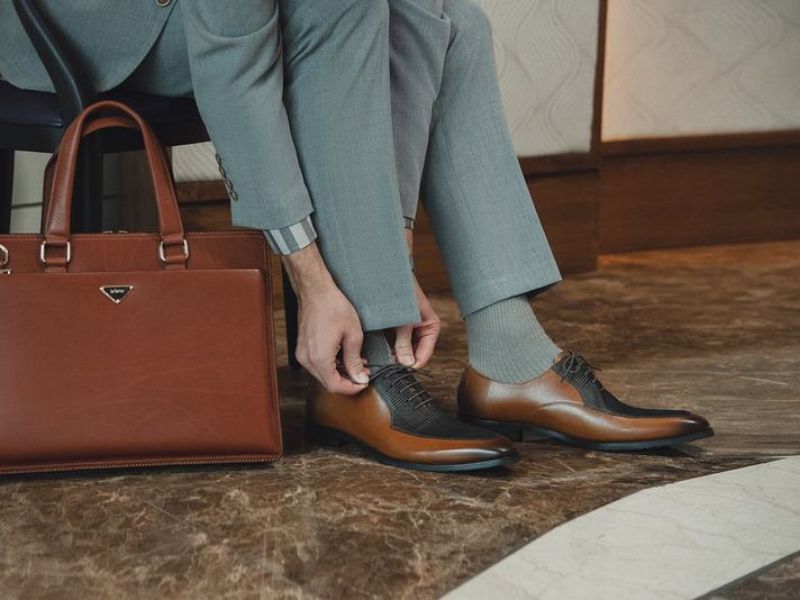 tất đi giày tây