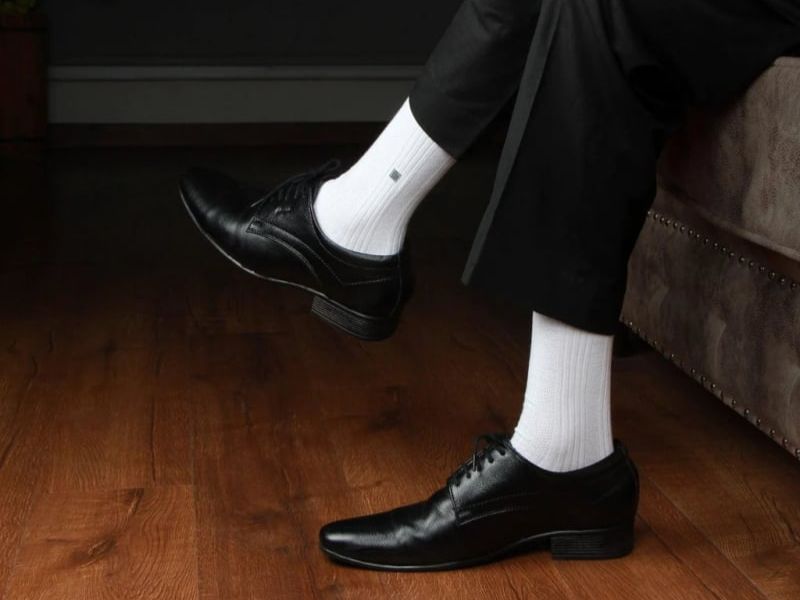tất đi giày tây