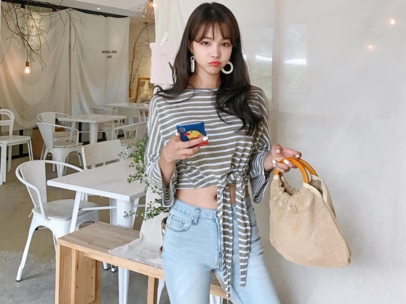 cách buộc áo phông thành croptop