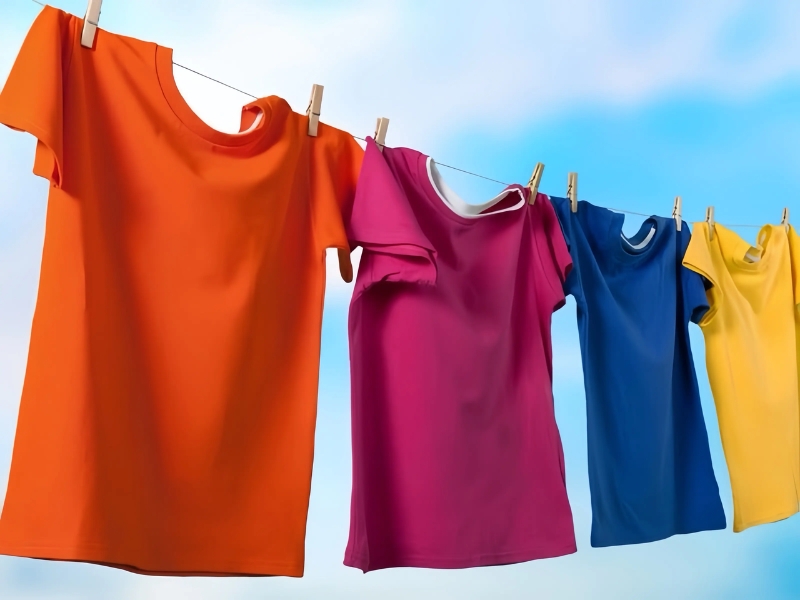 Phơi áo đúng cách để không bị bạc màu