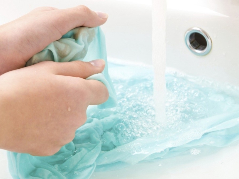 cách tẩy quần áo màu bị mốc đen