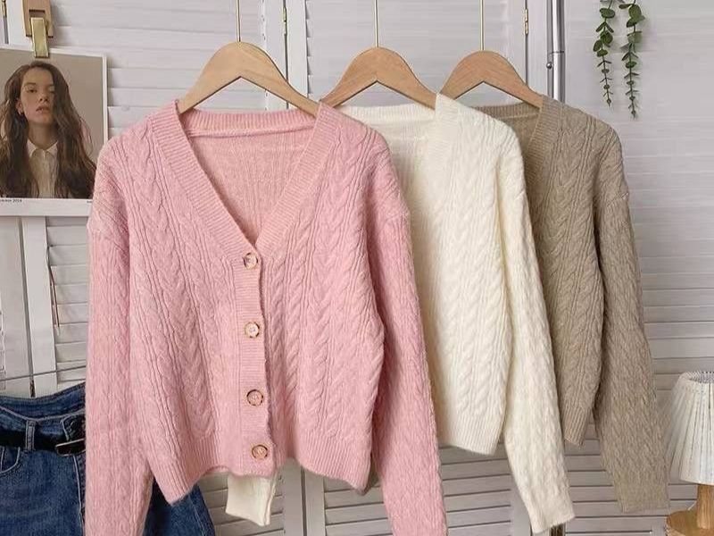 Chân váy len ôm mặc với áo gì