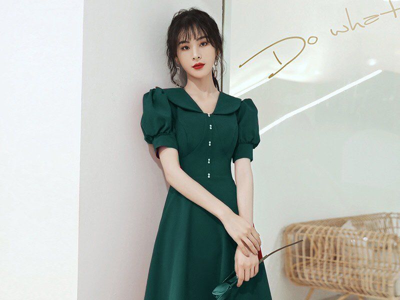 Đầm cổ sen