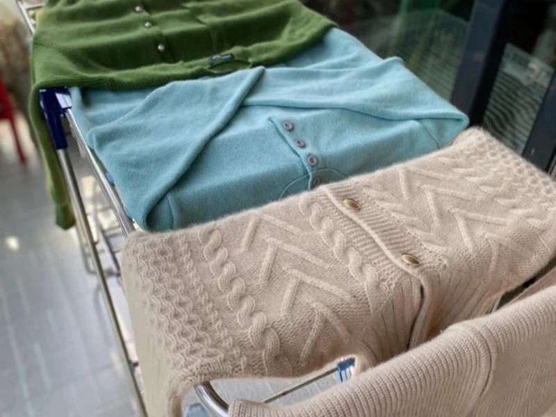 cách phơi áo len không bị giãn