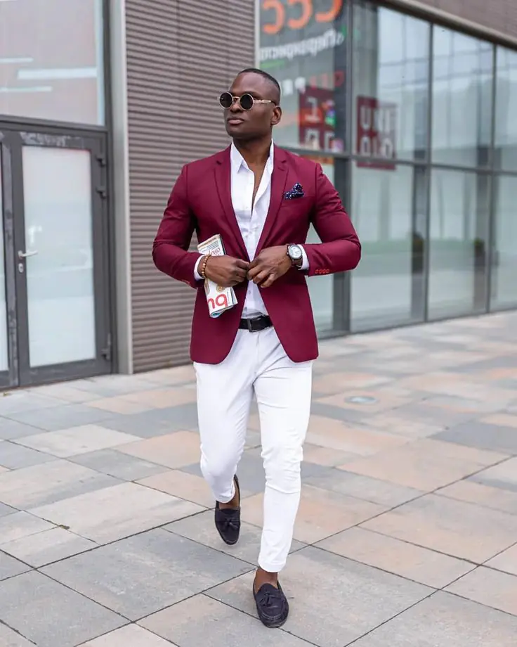 Phối áo blazer đỏ với kaki trắng