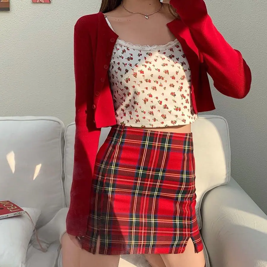 Phối váy đỏ với trang phục đi học