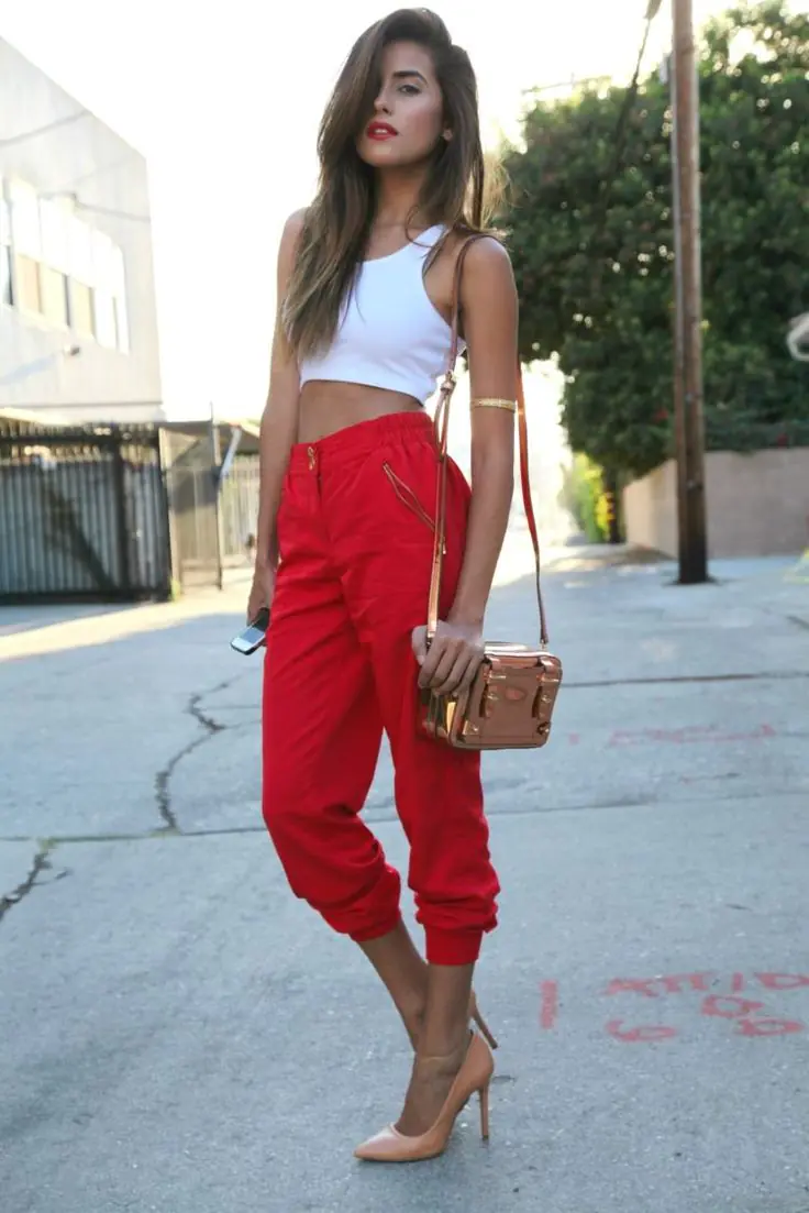 Phối quần đỏ với áo crop top trắng