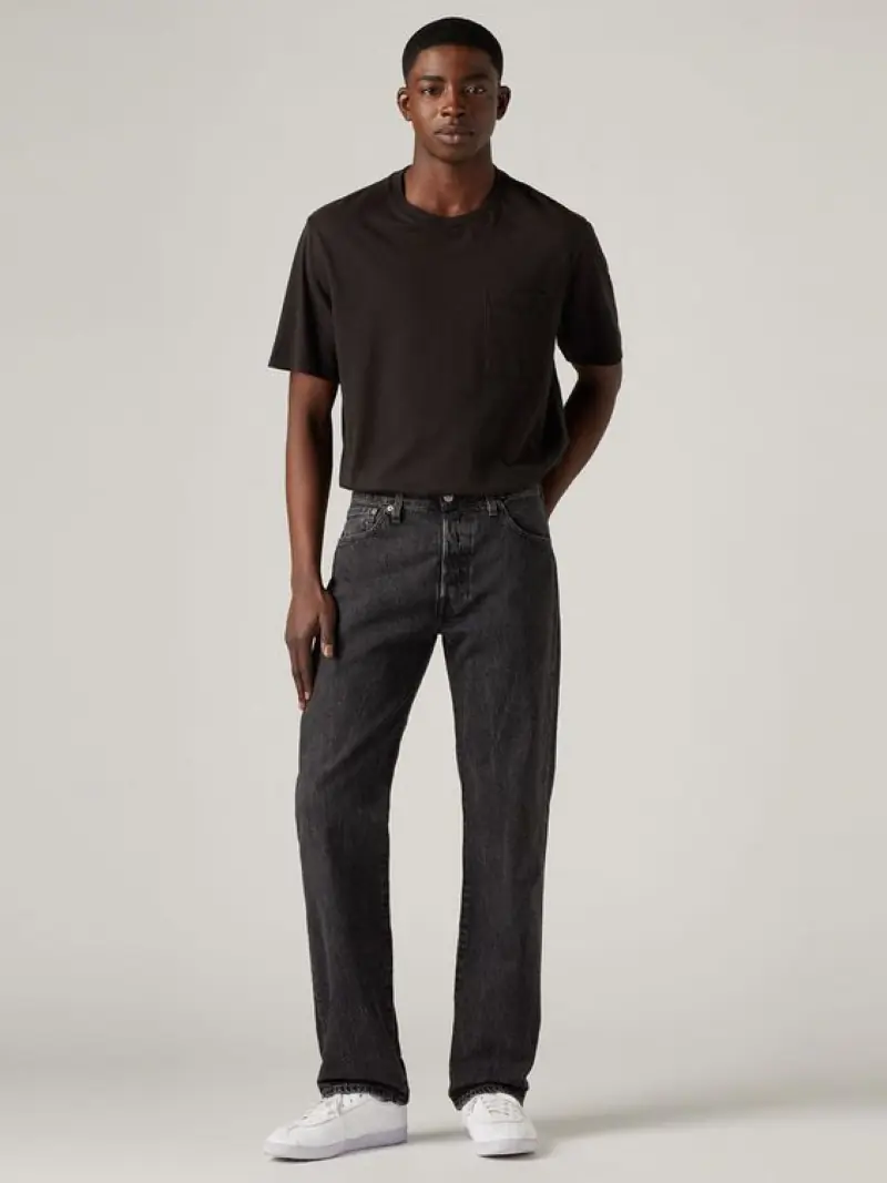 Áo phông basic kết hợp với quần jeans đen thanh lịch