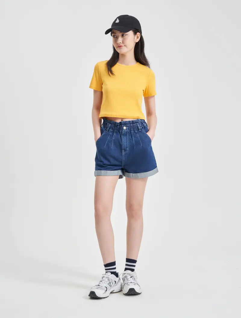 Áo phông kết hợp cùng short jeans năng động 