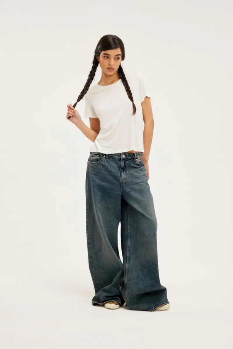 Áo phông trơn basic phối quần jeans dáng suông