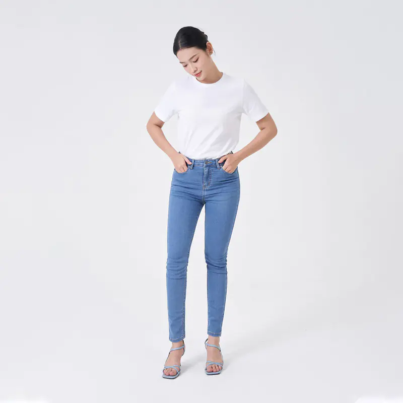 Áo Phông Trắng Phối Với Quần Jeans Xanh Basic