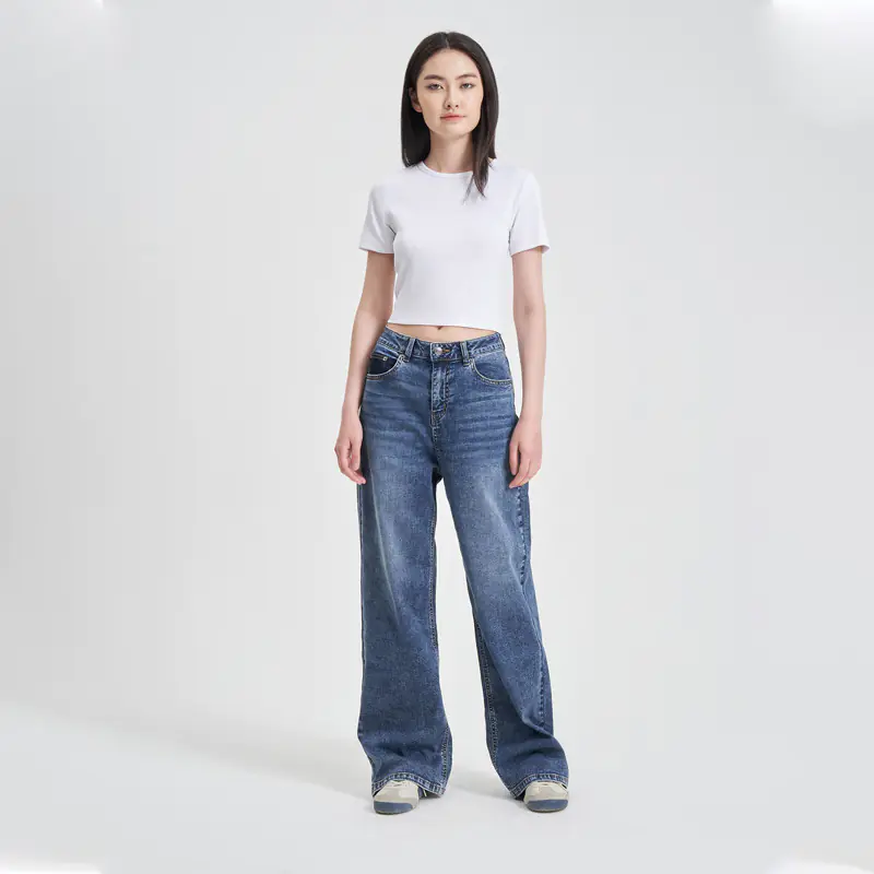 Kết Hợp Áo Phông Trắng Với Quần Jeans Xanh Ống Rộng