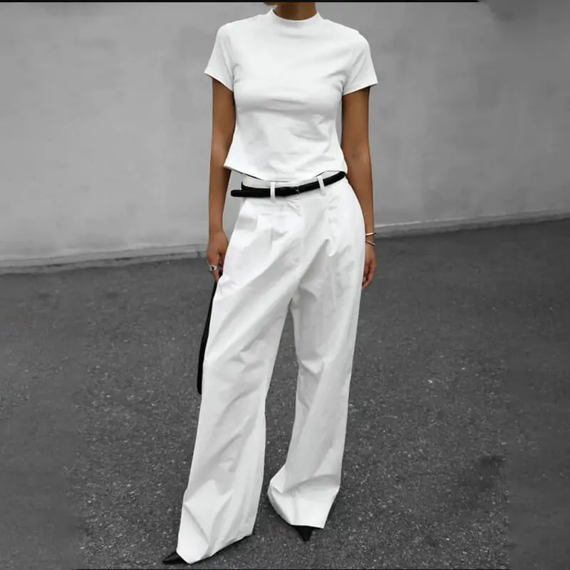 Kết Hợp Áo Phông Trắng Với Quần Trắng Theo Xu Hướng White On White