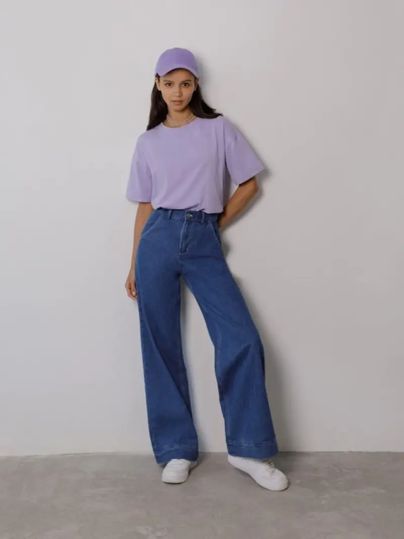 Áo Tím Với Quần Jeans Màu Xanh Dương
