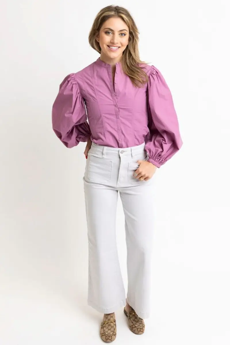 Áo Tím Với Quần Jeans Trắng