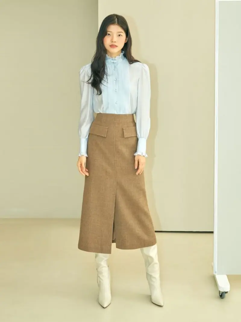 Áo tay phồng với cổ cao
