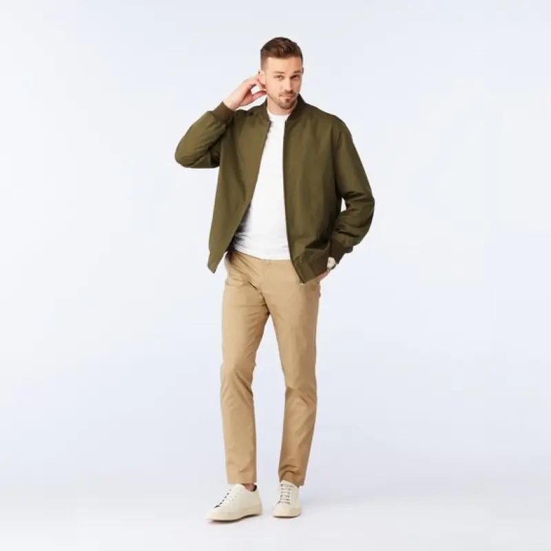 Áo phông rộng mix với áo khoác bomber