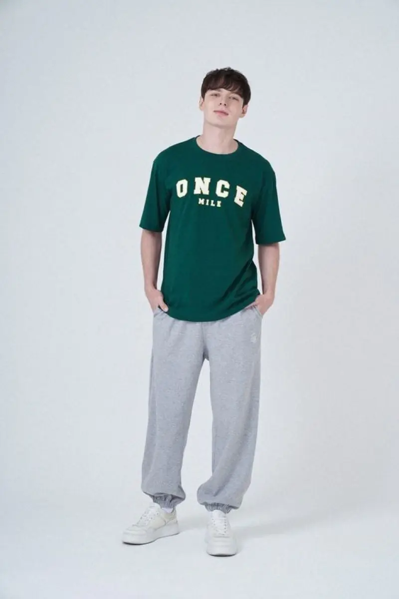 Áo phông rộng mix với quần jogger