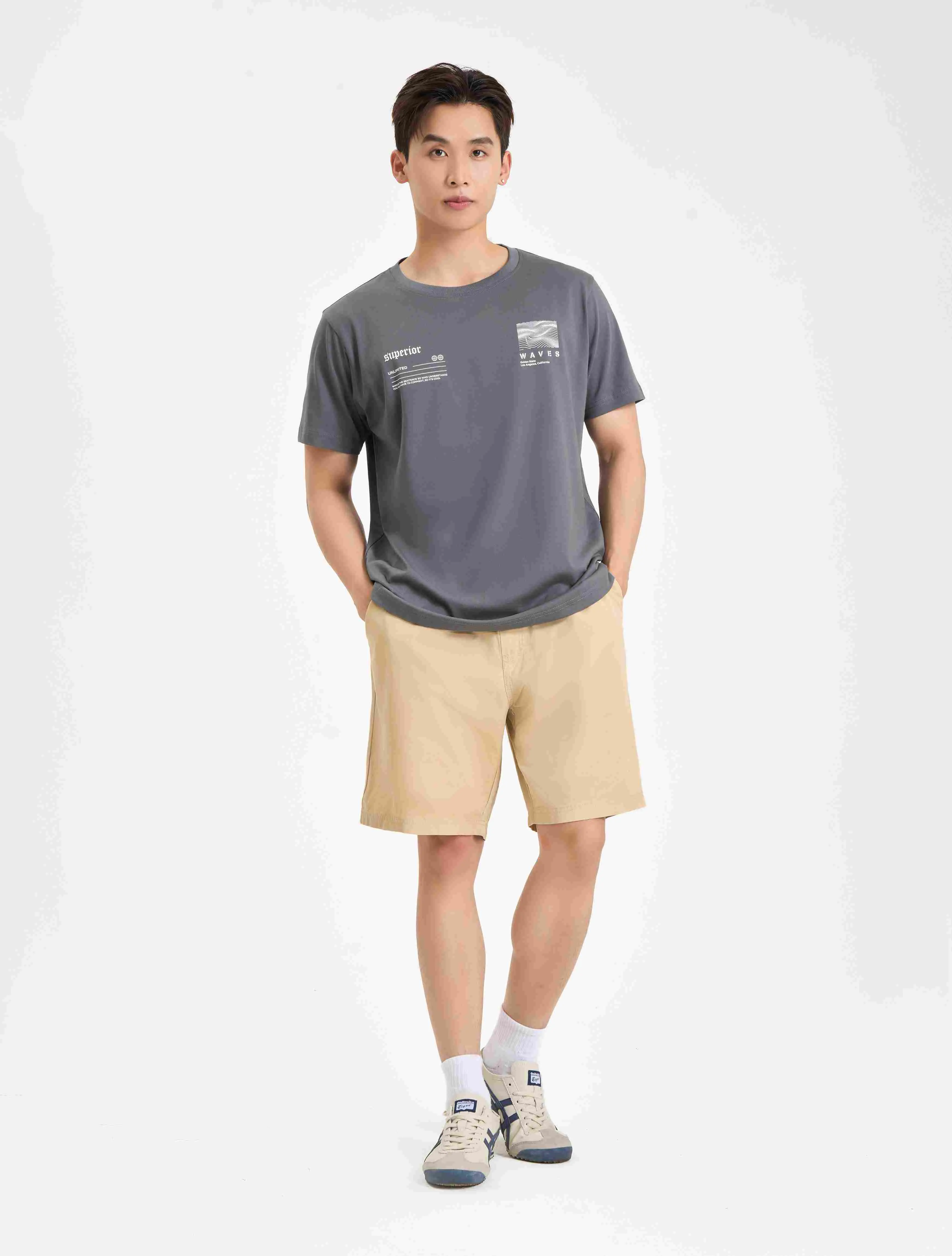 Áo phông rộng mix với quần short kaki