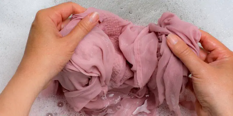bảo quản quần áo từ vải satin