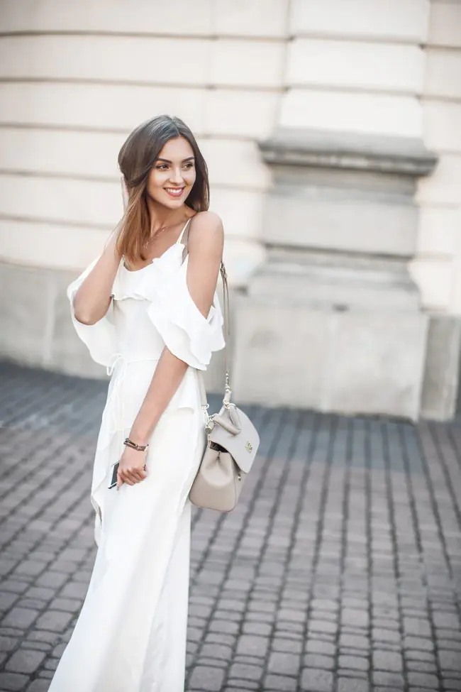 Mặc đẹp với phong cách white on white cùng váy lụa phá cách