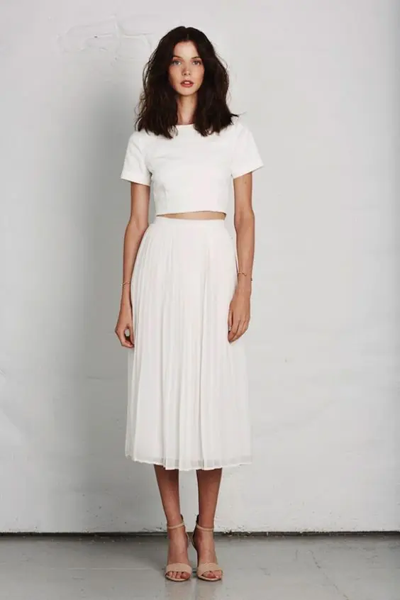 Phong cách white on white với áo croptop và chân váy