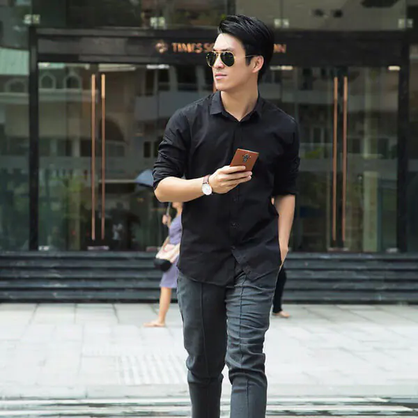 mix áo sơ mi đen với quần jeans 