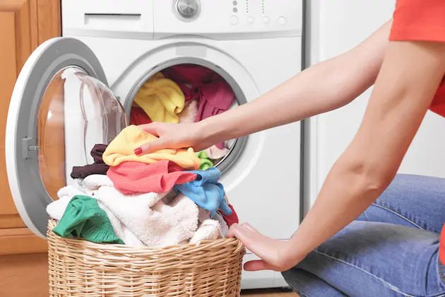Cách giặt và làm quần áo khô nhanh trong ngày mưa ẩm/trời nồm