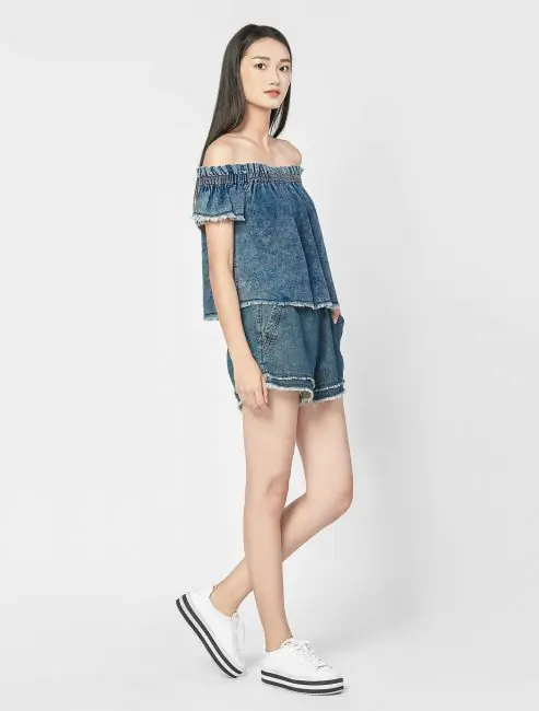 Áo trễ vai chất liệu denim cùng quần short denim