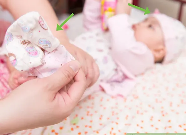Cân nhắc xem liệu có cần mang mũ và giày cho bé không?