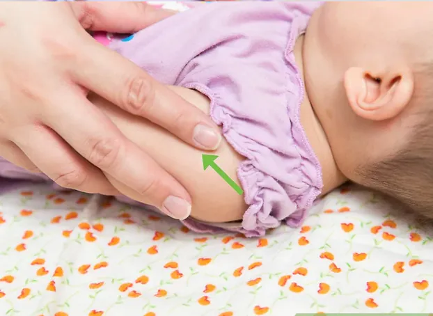 Kiểm tra nhiệt độ cơ thể bé.
