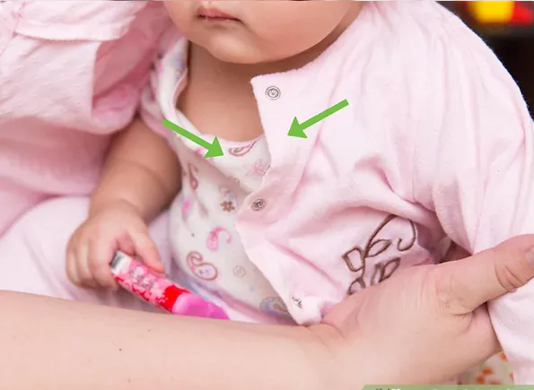 Mặc cho bé nhiều lớp quần áo.