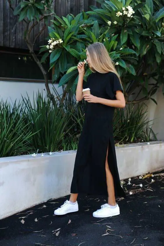 Phối váy maxi cùng giày sneaker