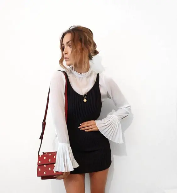 Váy yếm mặc với áo gì