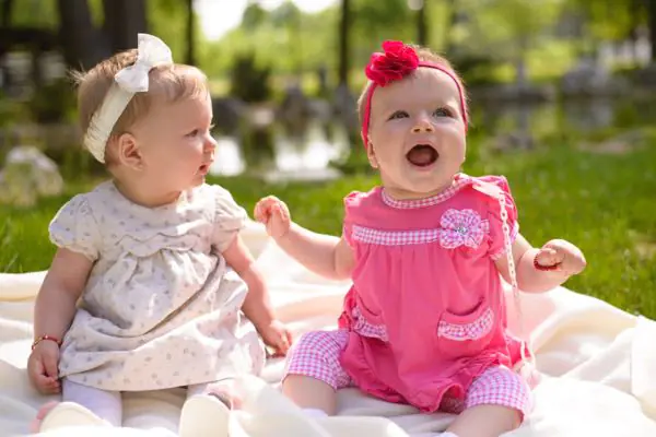 Cần quan tâm đến chất liệu khi chọn đầm cho bé gái sơ sinh