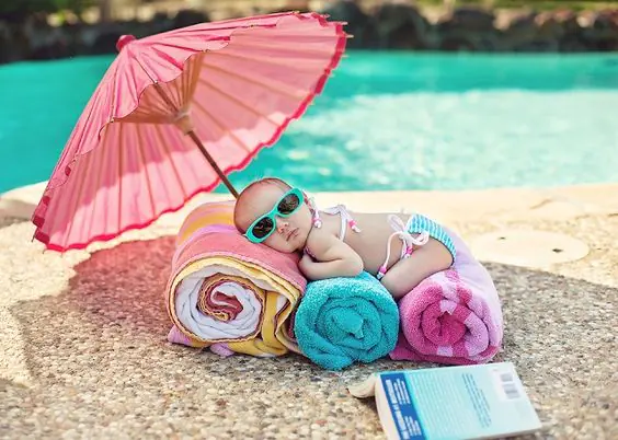 Tắm nắng cho bé trong bóng râm