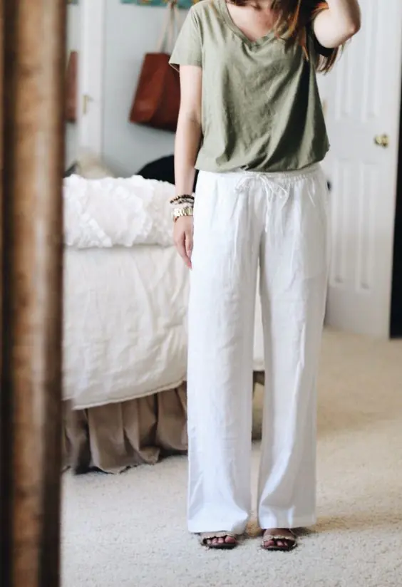 Chất liệu linen thường không được nhuộm quá nhiều màu sắc, người ta hay để chúng tự khoe sắc mộc của mình hơn. Vậy nên những gam màu trung tính sẽ là sự lựa chọn tuyệt vời khi bạn muốn kết hợp bất cứ một item thời trang nào với linen.