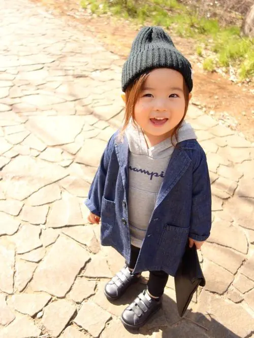 Phối đồ với áo hoodie bé gái