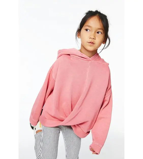 Phối đồ với áo hoodie bé gái