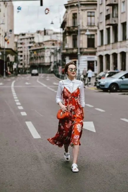 cách phối túi xách màu đỏ theo phong cách riêng