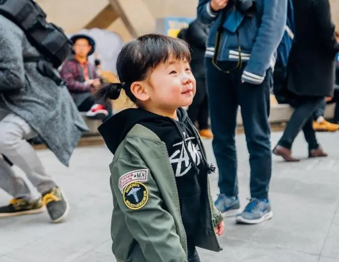Phối đồ với áo hoodie bé gái