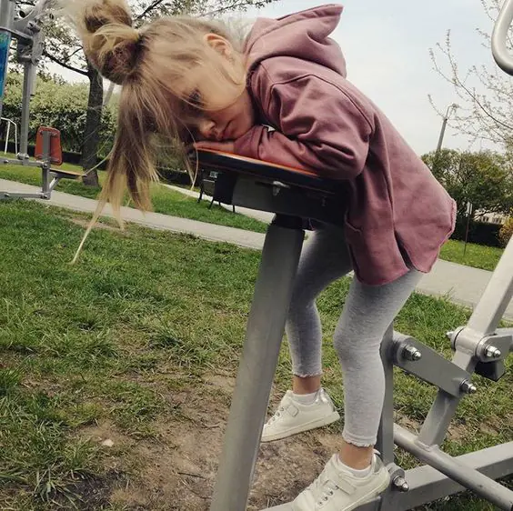 Phối đồ với áo hoodie bé gái