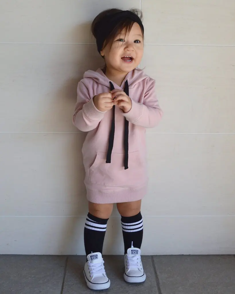 Phối đồ với áo hoodie bé gái