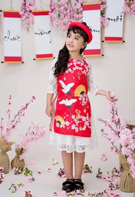 Mặc áo dài cách tân cho bé gái ngày tết