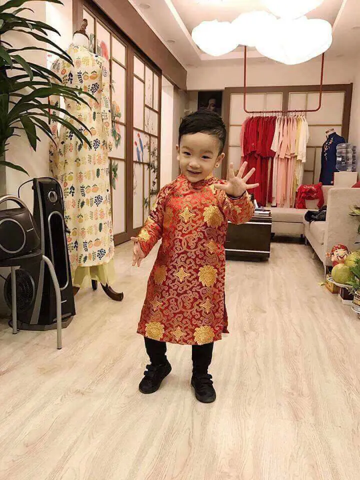 Mix áo dài gấm với quần jean
