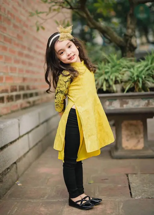 Phối đồ áo dài cách tân cho bé gái với quần 