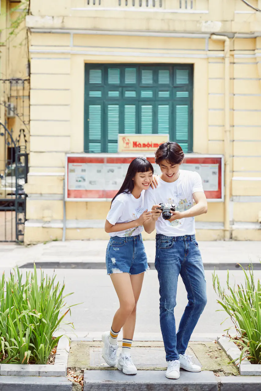 những-mẫu-áo-phông-đôi-có-họa-tiết-đứng-đắn